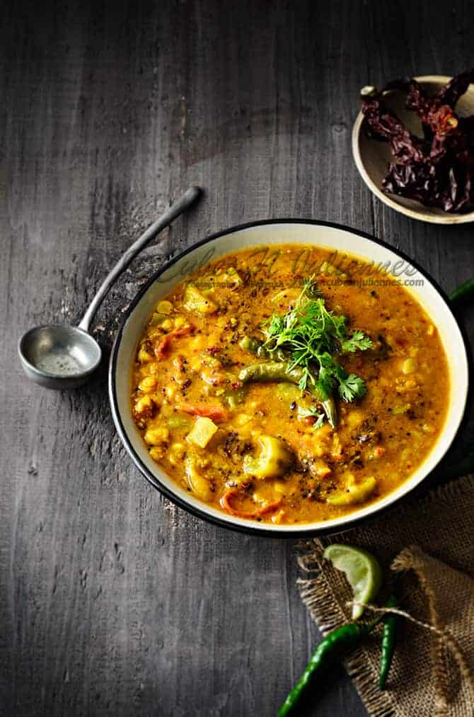 Achari turai Chana dal served in brown bowl.