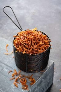 Golden fried onions. How to make crisp fried onions. Birista. Beresta. fried onions