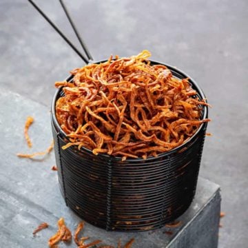 Golden fried onions. How to make crisp fried onions. Birista. Beresta. fried onions