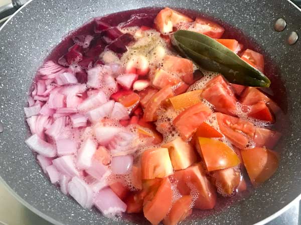 Beet tomato Soup mixture boiling in pan