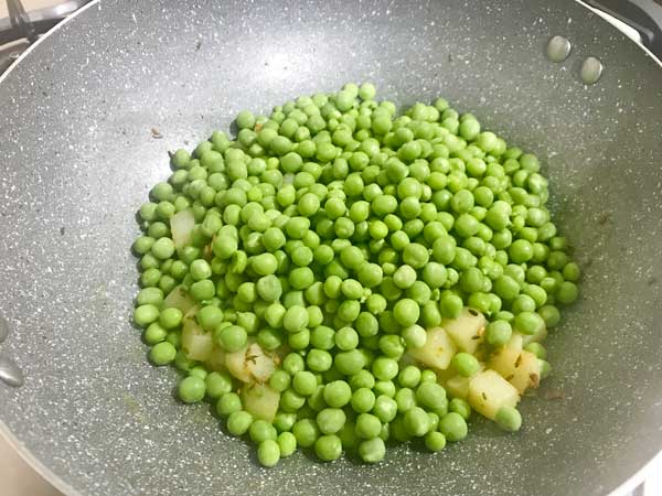 green peas and salt added in pan