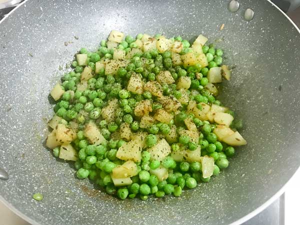 Crushed black pepper added in pan