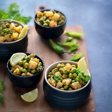 Matar Ki Ghugni served in 4 small black bowls.