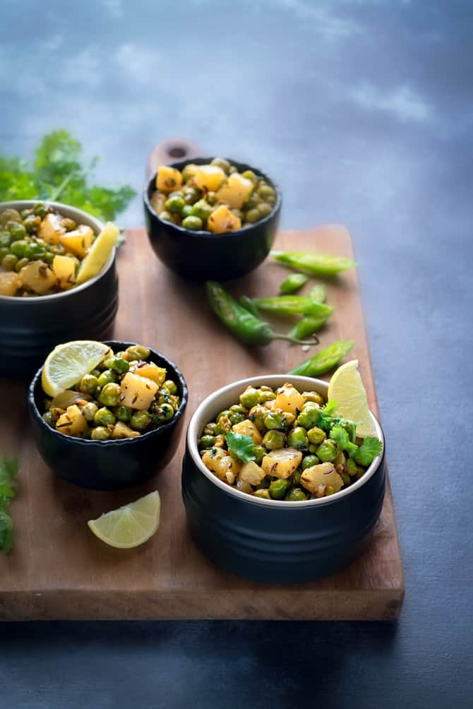 Matar Ki Ghugni served in 4 small black bowls.