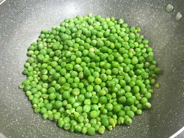 Cooked green peas in pan