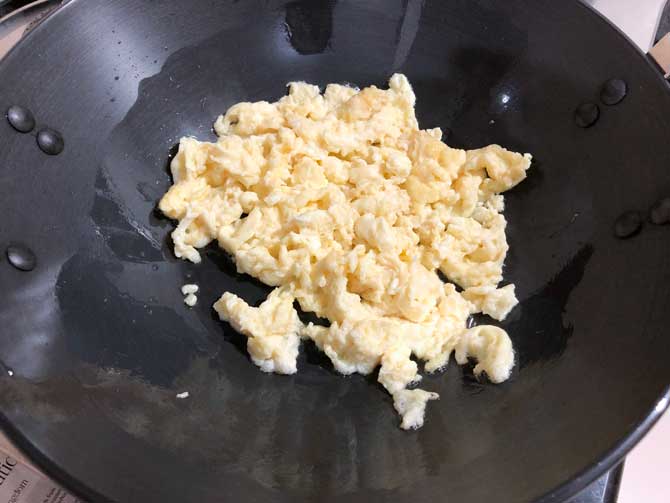 Egg scrambled in wok