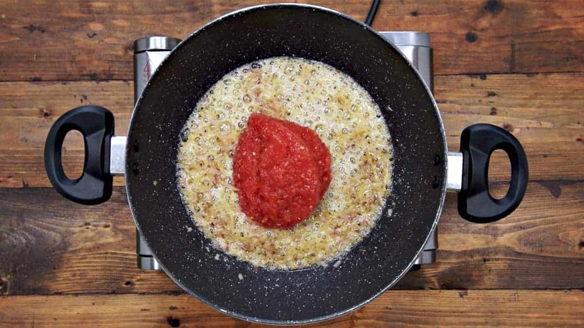 Grated tomatoes added in pan.