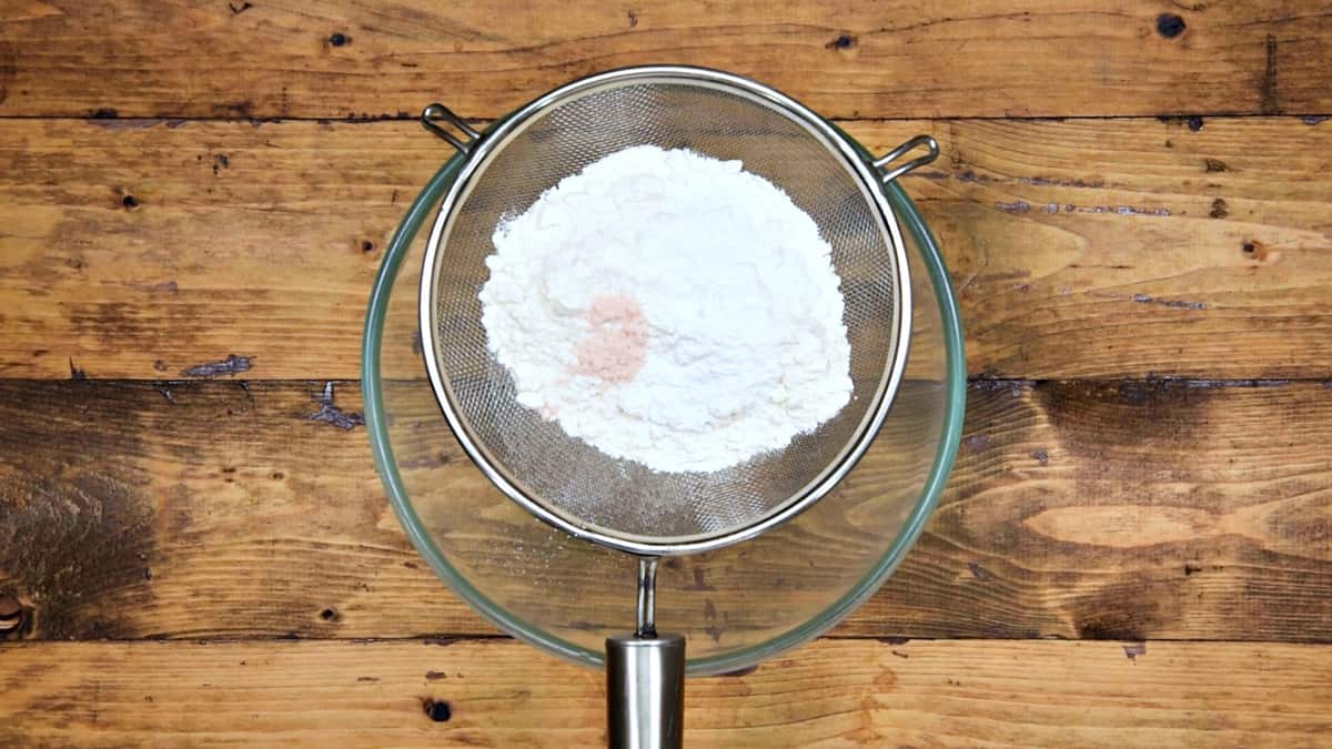In a large bowl, sifting flour, baking powder, baking soda and salt using sieve.