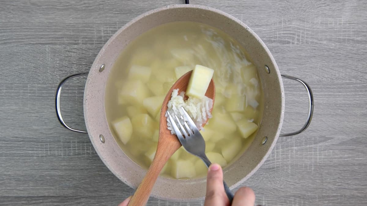 potatoes in water with butter