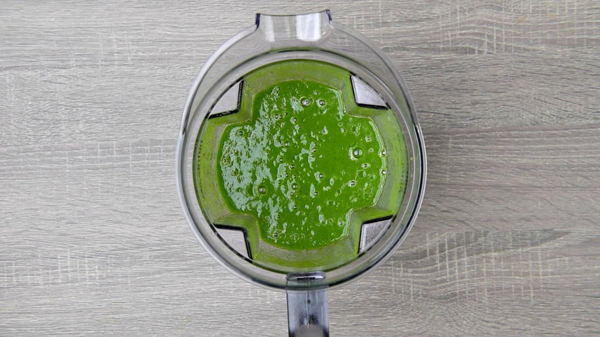 blender with green detox smoothie 
