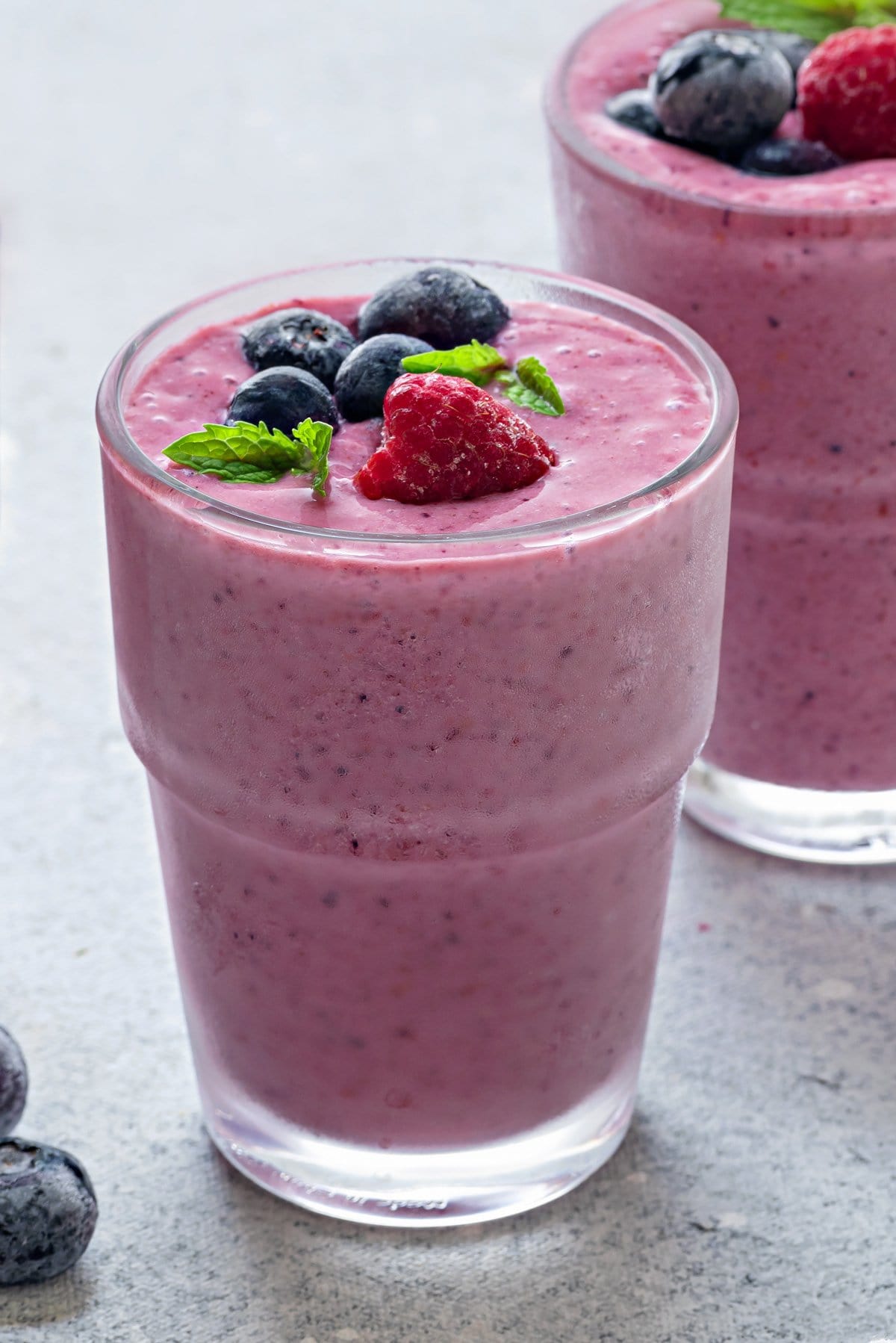 https://www.cubesnjuliennes.com/wp-content/uploads/2022/02/Mixed-Berry-Smoothie-2.jpg