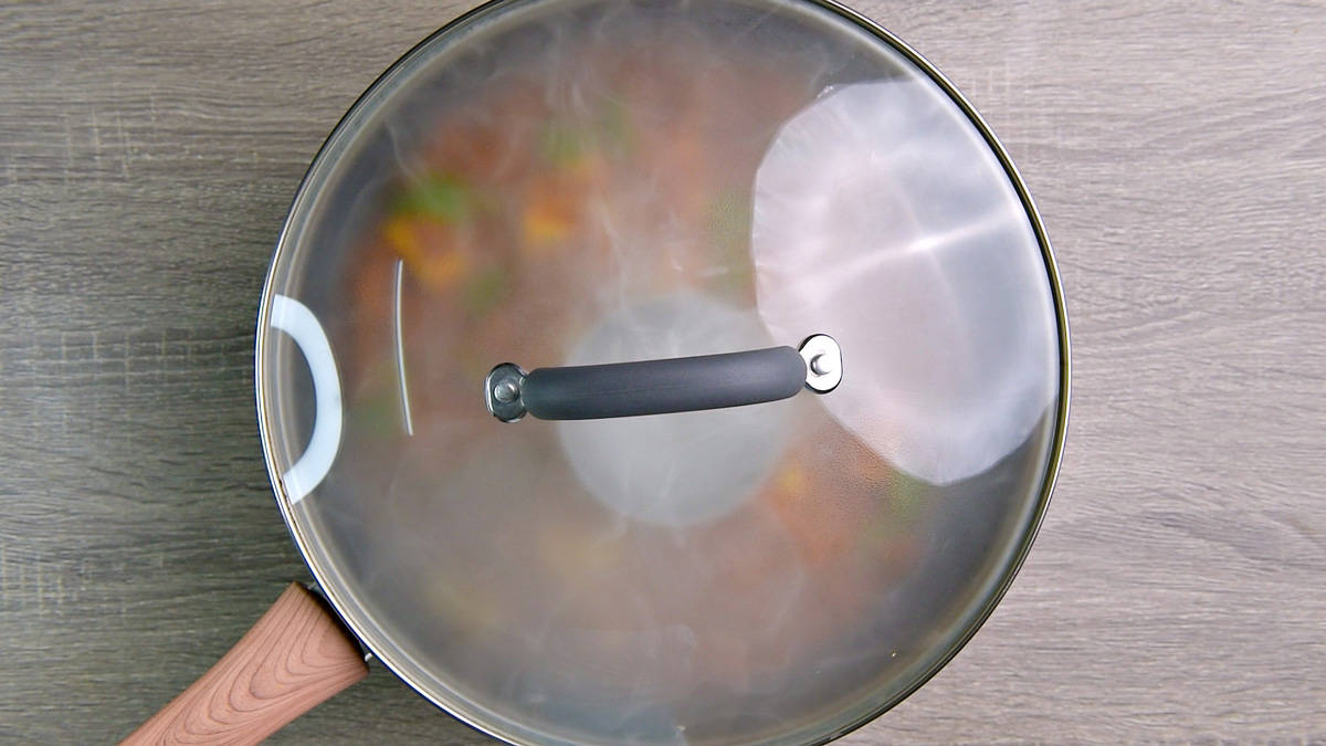 Skillet covered with lid to allow to infuse smoky flavor to the curry.