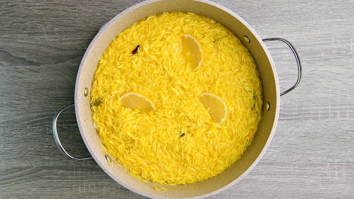 Lemon slices placed on the top of rice just before covering the pot and set it to cook on low heat.