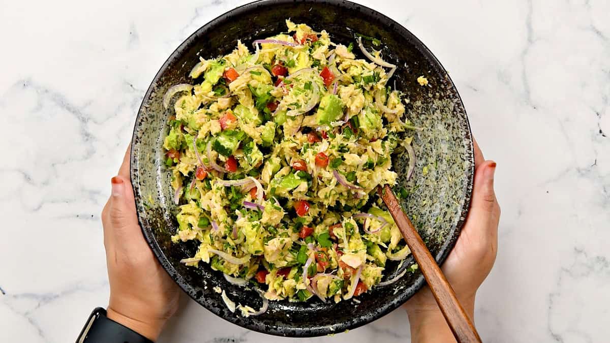 All the ingredients gently mixed inside the bowl without crushing the avocado chunks.